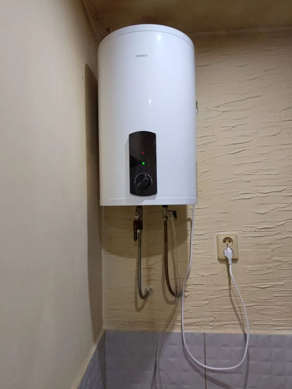 Bojler elektryczny zamontowany na ścianie — DobryHydraulik Gdańsk