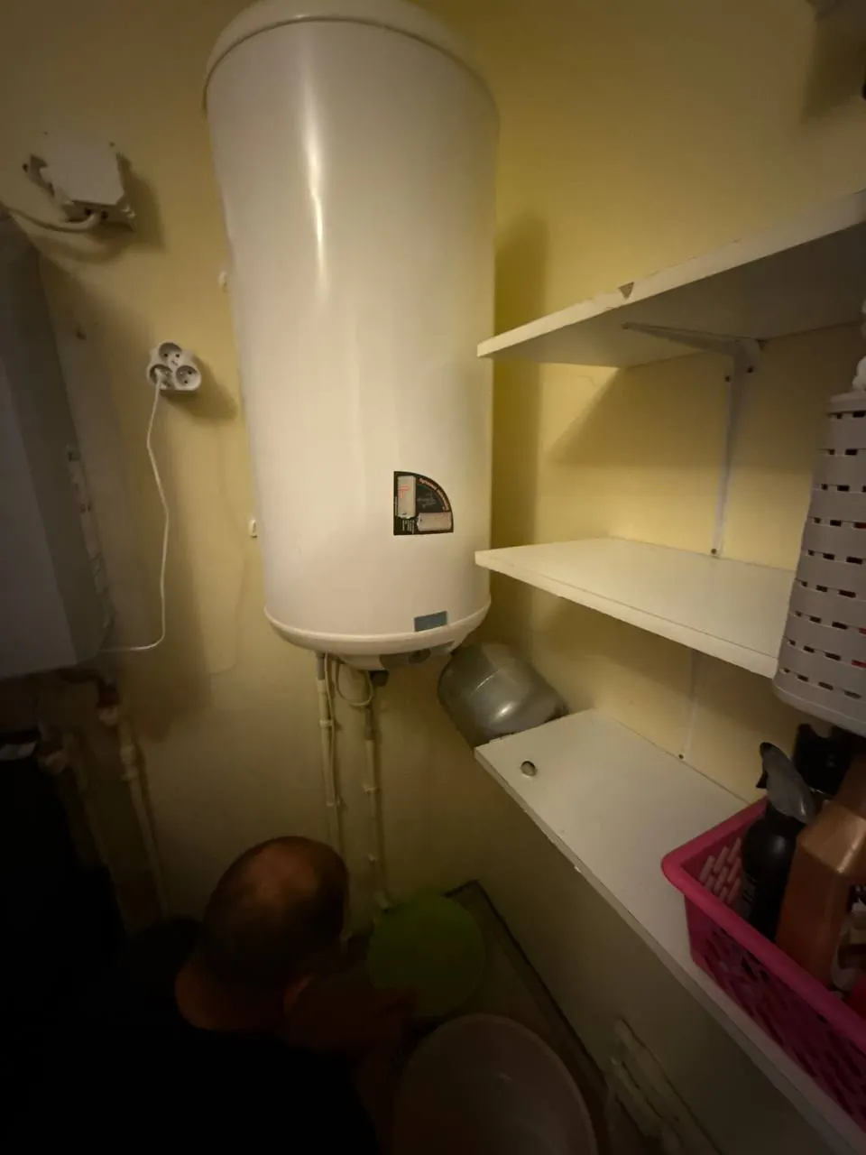 Wysoki bojler w pomieszczeniu gospodarczym — DobryHydraulik Gdańsk
