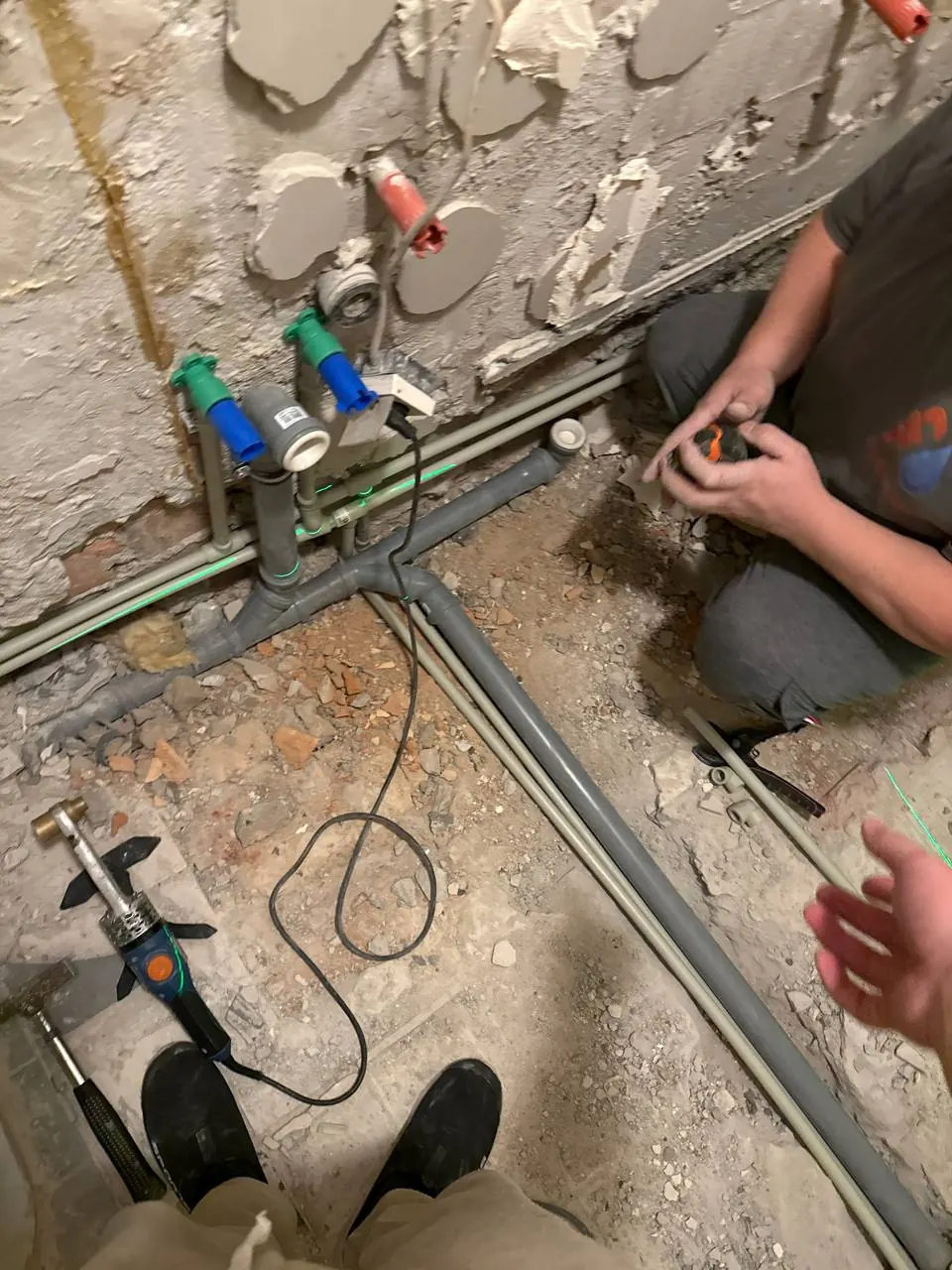 Montaż rur kanalizacyjnych w posadzce — DobryHydraulik Gdańsk