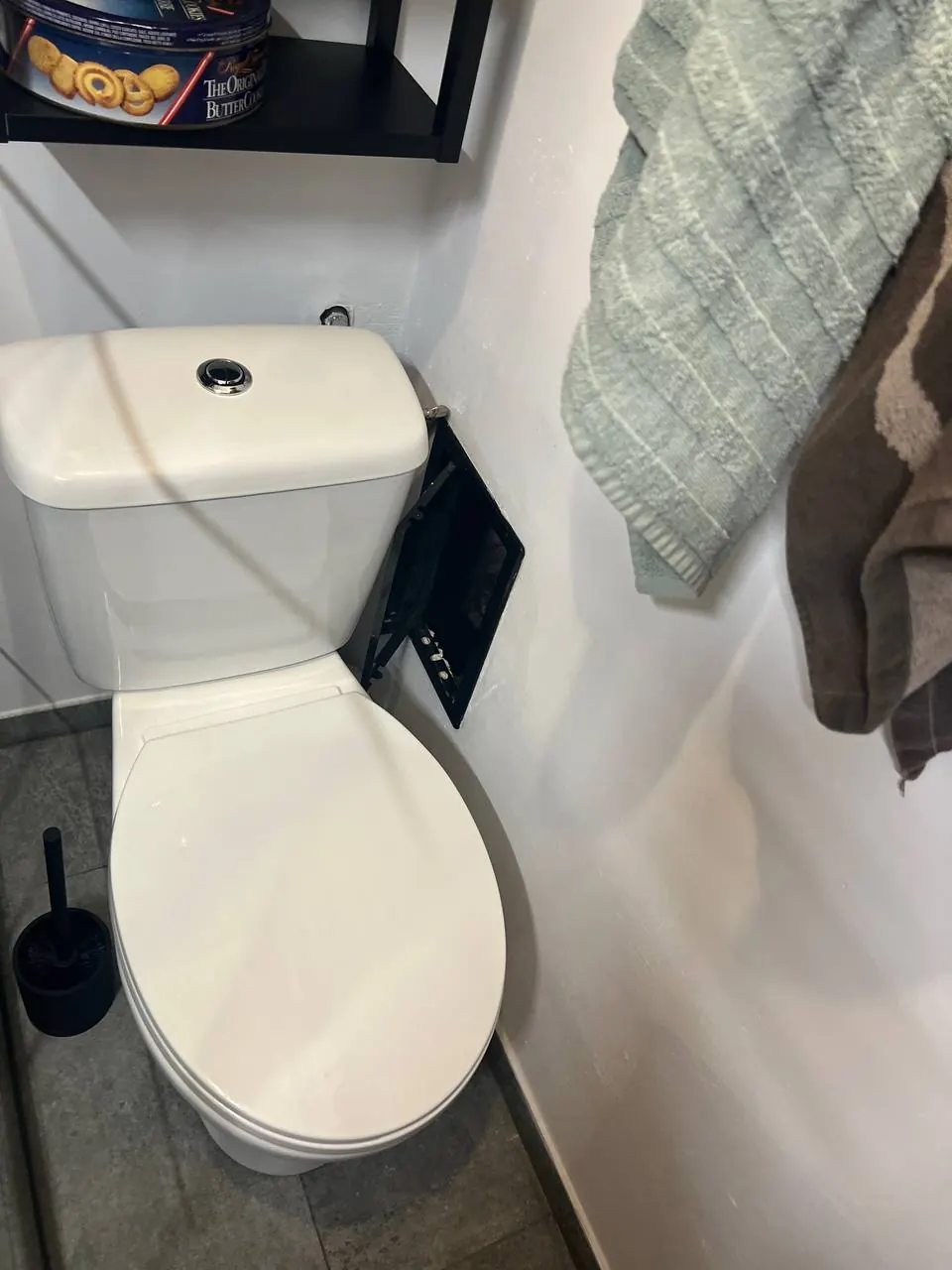 Kompakt WC z klapą serwisową stelaża — DobryHydraulik Gdańsk
