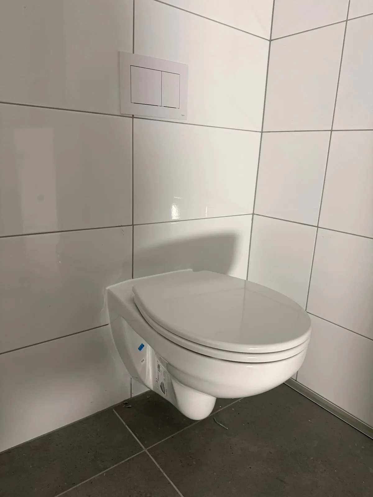 WC podwieszane w białej łazience — DobryHydraulik Gdańsk